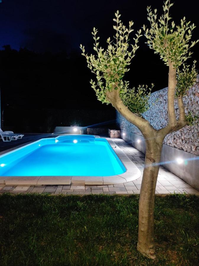 Village Holiday Apartman With Heated Pool Maslina Kostanje ภายนอก รูปภาพ