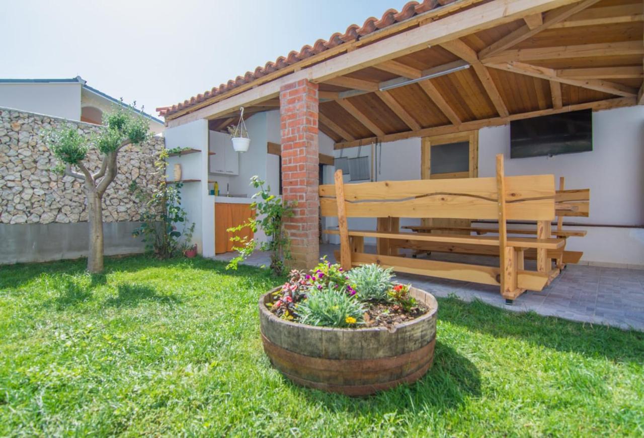 Village Holiday Apartman With Heated Pool Maslina Kostanje ภายนอก รูปภาพ