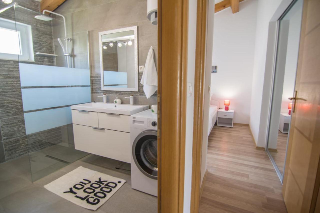 Village Holiday Apartman With Heated Pool Maslina Kostanje ภายนอก รูปภาพ
