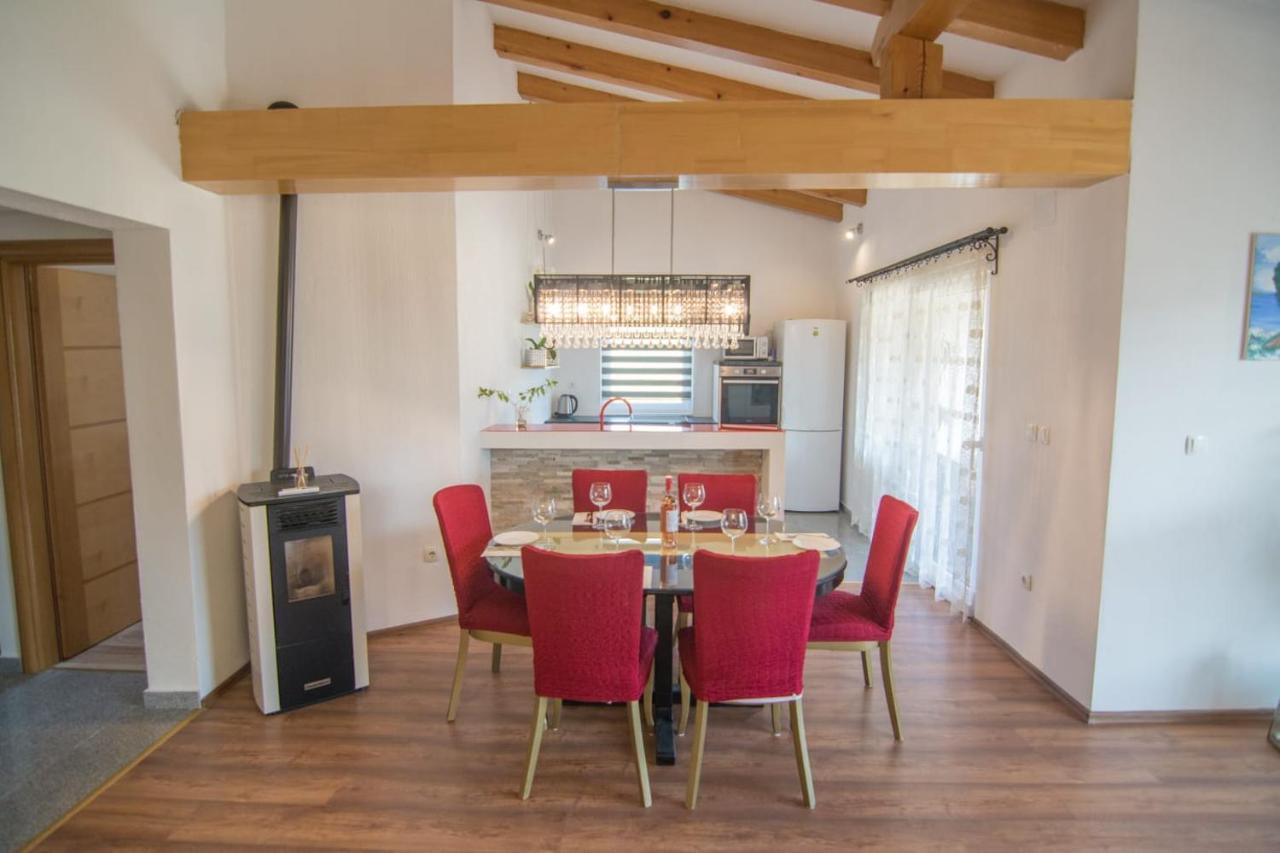 Village Holiday Apartman With Heated Pool Maslina Kostanje ภายนอก รูปภาพ