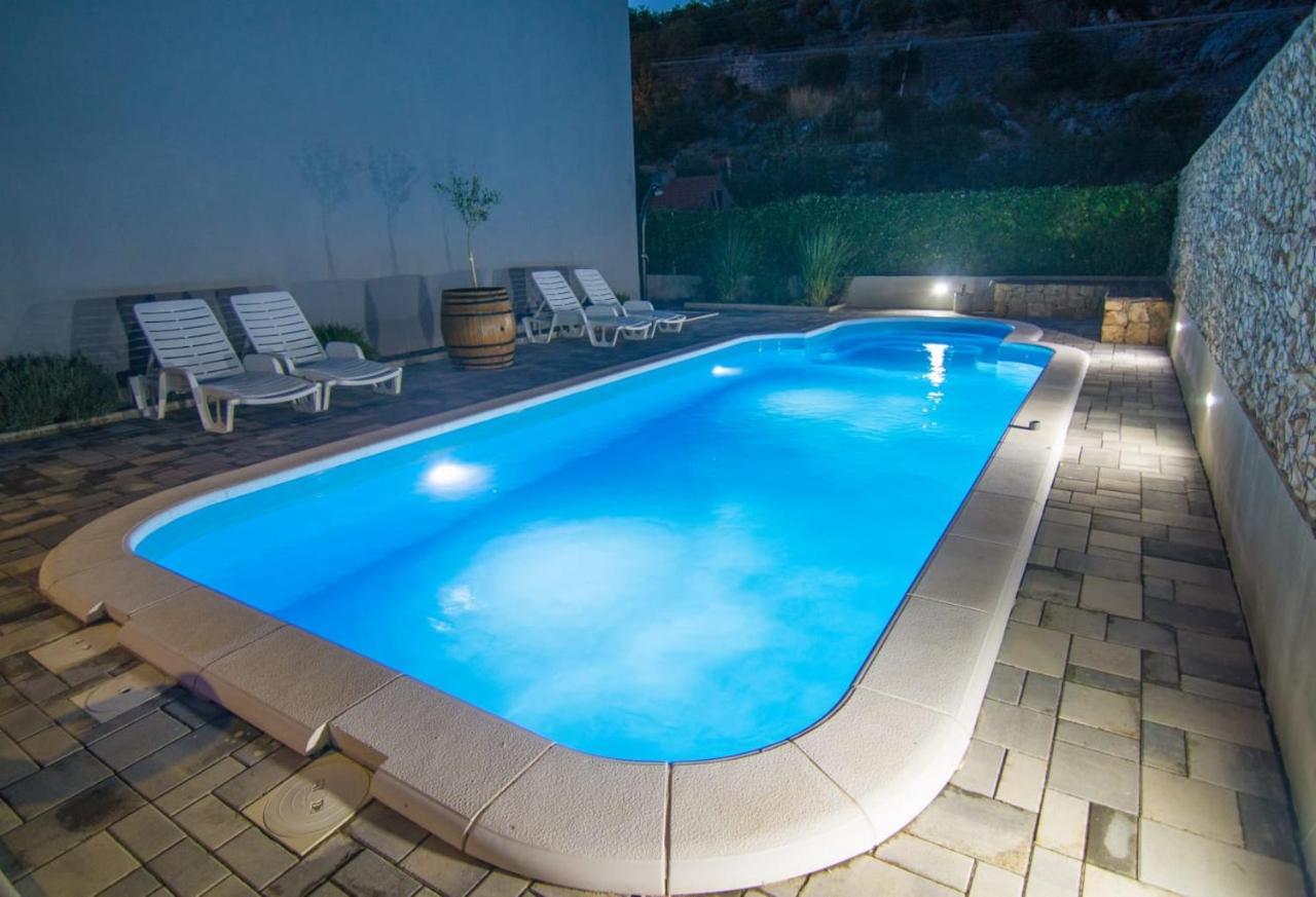 Village Holiday Apartman With Heated Pool Maslina Kostanje ภายนอก รูปภาพ